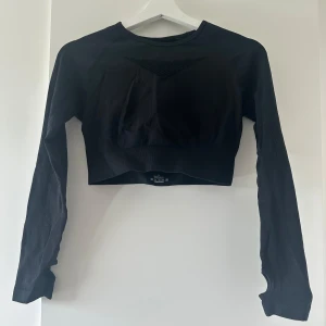 Topp - Svart träningstopp i strl M men kan även passa strl S! Använd fåtal gånger. Säljs för 189kr 