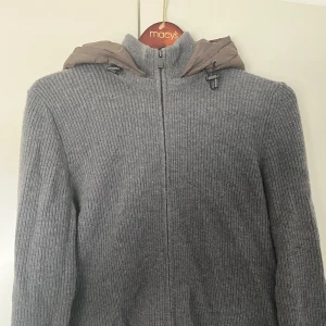 Massimo dutti cardigan  - Säljer min eftertraktade Massimo dutti cardigan i väldigt bra skick. Finns inga defekter på användning då jag bara använt den ett fåtal gånger. Luvan går att ta av med dragkedja som ni ser på bilden. Skriv om ni har funderingar!