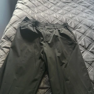 Kostymbyxor zara - Kostymbyxor från zara, sitter lite mer löst. Strl L. Svart