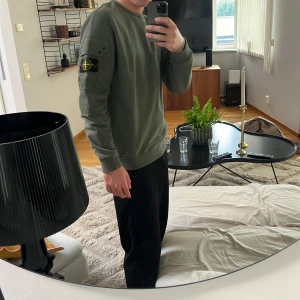 Stone Island Felpa - En helt oanvänd Stone Island tröja jag köpte på Stone Island butiken i Stockholm. Inte kommit till användning fast den är så pass snygg. Sparar till en jacka så skulle vilja sälja av denna. Storlek medium och som sagt helt oanvänd.  Fråga vid frågor!
