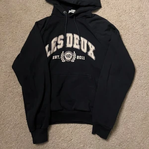 Les deux hoodie - Riktigt snygg les deux hoodie inga defekter annat än det på tredje bilden ny pris ligger på cirka 1200 