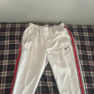 nike byxor - nike byxor använd några gånger. är i bra skick