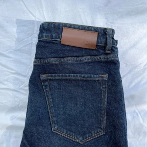 Hugo Boss jeans mörkblå - Använd och väl omhändertagen. Hugo Boss mörkblåa jeans. Passform: Regular Straight. Butik pris: 1 299kr 