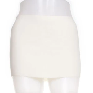 Stickad kjol - Fin vit stickad kjol från ASOS i storlek 40 men liten i storlek 🥰 Helt oanvänd!