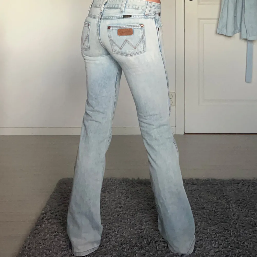 Midjemått: 39cm rakt över, innerbenslängd:81cm 💕. Jeans & Byxor.