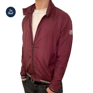 Moncler Windbreaker - Säljer denna feta moncler jacka i färgen vinröd! Skicket är nästintill nytt då den knappast är andvänd. Tveka inte vid frågor