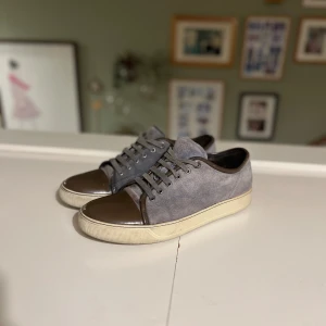 Lanvin skor  - Tjabba tjena ! Jag säljer dessa Lanvin skor som är i ett fint skick och har tagit hands om väl! Storlek 42 men skulle säga att det är en 43:a. Mvh 