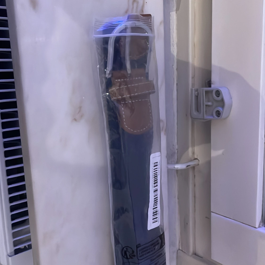 Marinblått flätat bälte