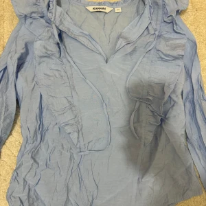 Blus från Kappahl - Blå blus från Kappahl. Storlek XS🩵 nytvättad därför är den skrynklig. 