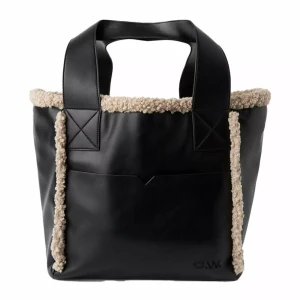 Carin Wester totebag - Snygg och rymlig svart väska ifrån Carin Wester. Använt fåtal gånger men är i bra skick. Perfekt för höst och vinter! Väskan har en praktisk dragkedja och rejäla handtag!🌟💖 (Nypris 499kr) 