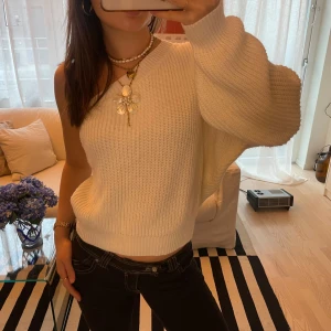 Vit stickad enarmad tröja  - Säljer en superfin vit stickad tröja! I one SIZE men sitter som en oversized S, från Anastasia Fondelius klädmärke som tyvärr inte finns kvar längre. OBS! Lite nopprig men inget som påverkar helhetsuttrycket 