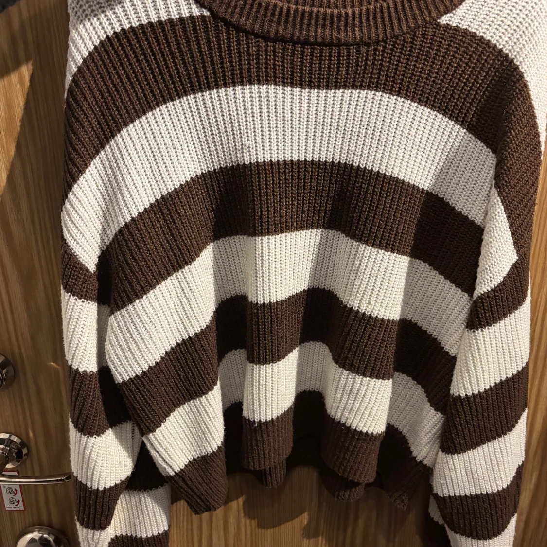 Brun och vit randig stickad tröja - 90