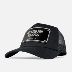 Snygg svart keps med texten 'Dressed for Success' på en metallplatta framtill. Kepsen har en klassisk design med nätpaneler bak för extra ventilation. Perfekt för både vardag och fest!