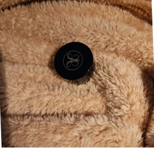 Anastasia Beverly Hills Dipbrow Pomade Chocolate - Anastasia Beverly Hills Dipbrow Pomade är en krämig och vattenfast ögonbrynsprodukt som definierar dina ögonbryn och håller dem snyggt formade hela dagen. Högpigmenterad formula som torkar snabbt utan att kladda och ger en naturlig färg och fint resultat. Produkten är 100% vegansk .Använd 1 ggr så I princip ny