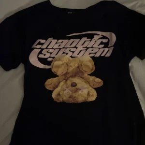 svart tröja med tryck - jättefin tröja jag inte vill ha längre i storlek M. mjukt material, inte hann använda den än så den är ju nästan ny, köpt den för några månader sen