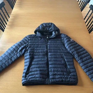 Colmar jacka - Säljer nu min colmar jacka då den inte används. Väldig sparsamt använd så finns inga märken. Storlek 52 motsvarar M 