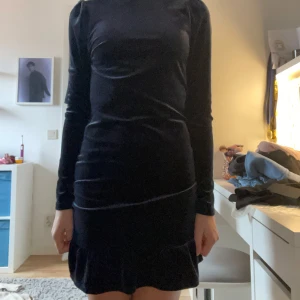 Satinklänning från Cubus storlek: 146/152 - Använd 2-3ggr men i ett väldigt bra skick! Satinklänning köpt någon gång under 2024. Den används inte längre pågrund av för liten storlek. 