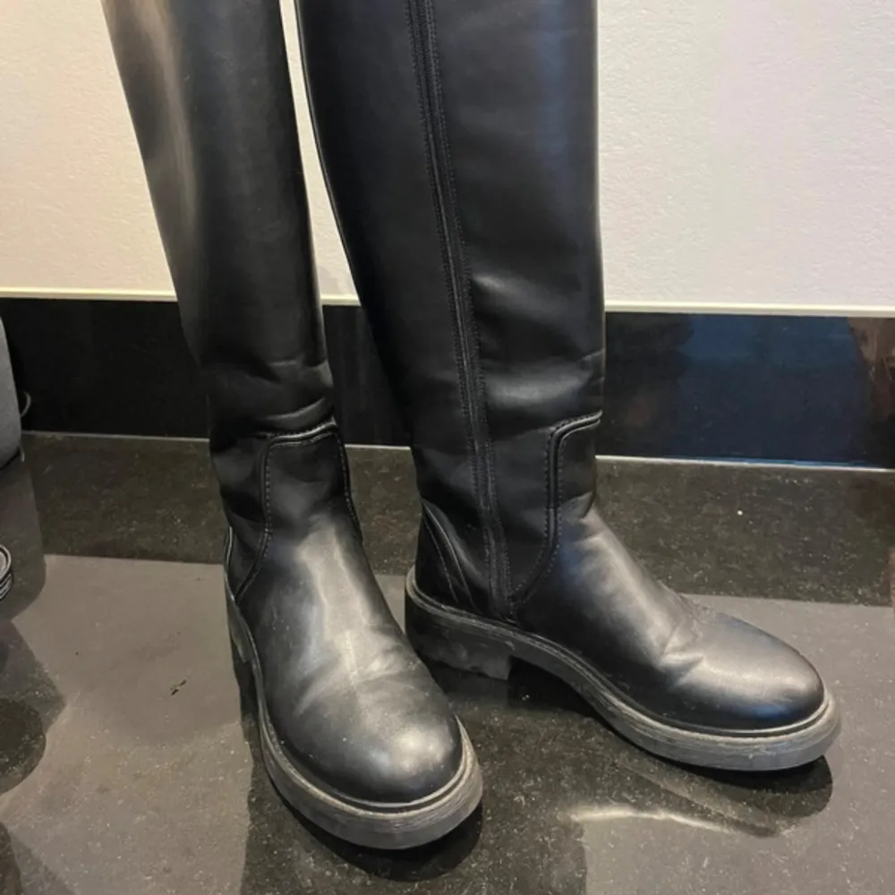 Svarta höga boots som går till precis under knät. Jag brukar ha storlek 39 men dessa passar mig perfekt. Använda sparsamt. Väldigt bra skick. Är 175 för referens.. Skor.