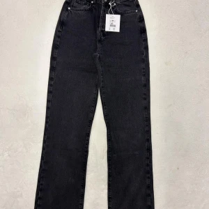 Högmidjade jeans flera strl  - Nypris 599kr  Finns i flera storlekar  70kr/st  Nya med prislappen 
