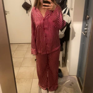 Pyjamas  -  har endast använt den 1 gång och den har legat i garderoben sen dess 