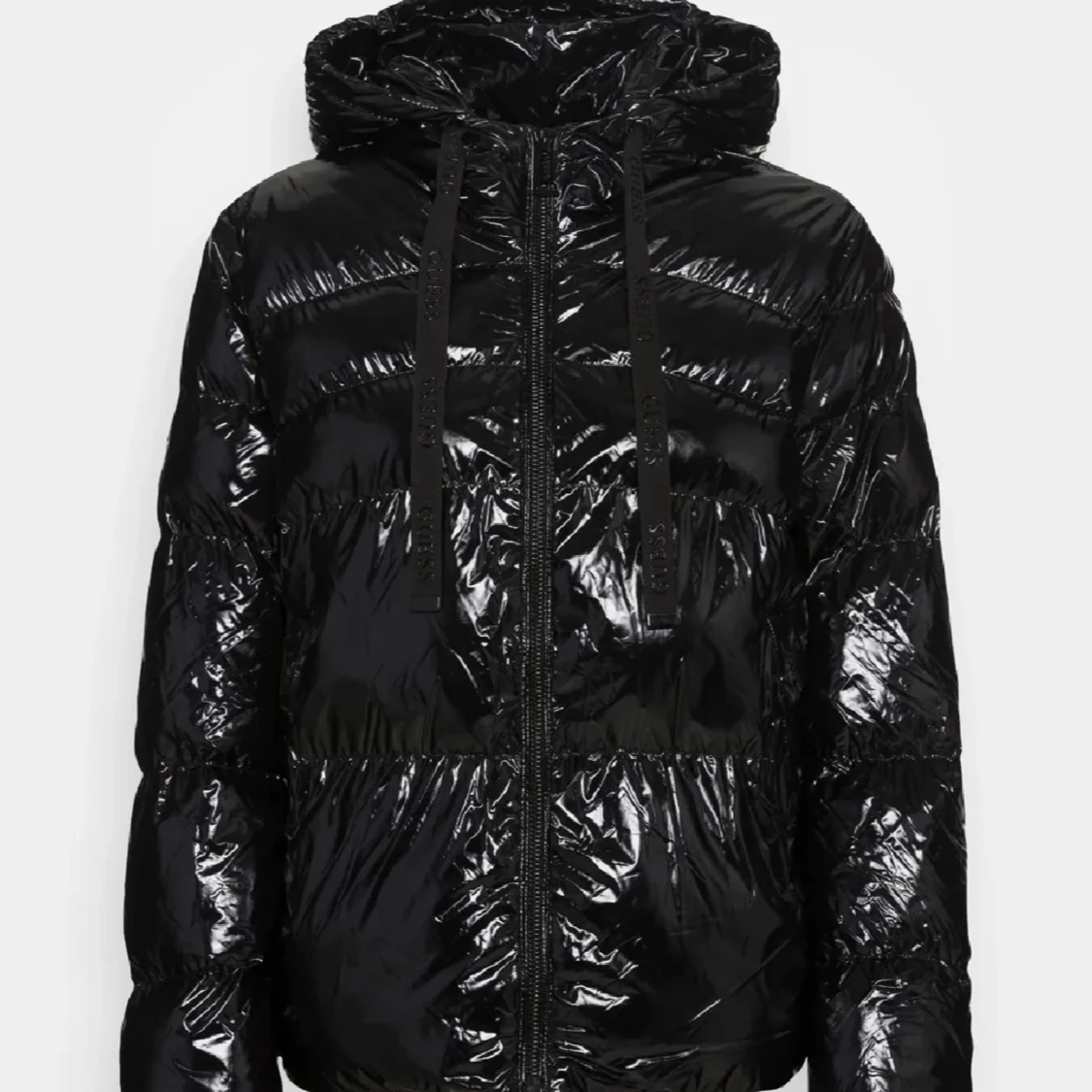 Svart puffer jacka