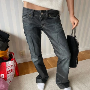 Låga g star jeans - En washed färg superfina och straight. Väldigt sköna och y2k!