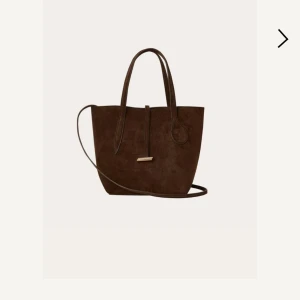 Little liffner väska - Super fin Little liffner väska köpt på Jackie för 5500kr, knappt använd så i topp skick❣️💕 Skriv för fler bilder🥰 H: 20 x B:18  Handtag: 14 cm  Långt band: 50 cm 