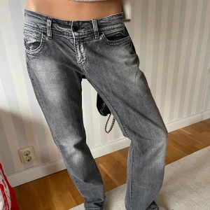 Straight Levis jeans - Superfina i en washed grå färg. Lite för stora på mig men perfekt om man brukar ha jeans i midja 28-29. Älskar färgen och modellen, jeansen har inga defekter eller hål och är i väldigt bra skick.