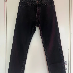 Jack & Jones jeans  - Säljer jeansen för att dem är för små. Dem är i mycket bra skick och har inga skador alls. Dem är använda mycket förut men sparsamt använd!  37 cm i midjan och 71 cm lång i innerbenet.  Storlek: W27 L30, raka jeans. Priset kan diskuteras😊