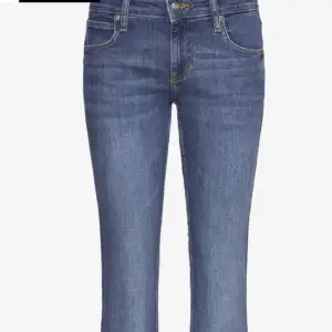 säljer jätte söta bootcut jeans i low waist! jätte bra skick, lite stora för mig❤️jag tror de är w23/24 någon av de!