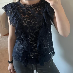Topp  - Spetstopp från Zara i stolek S köpt för 299kr säljs för 150kr 