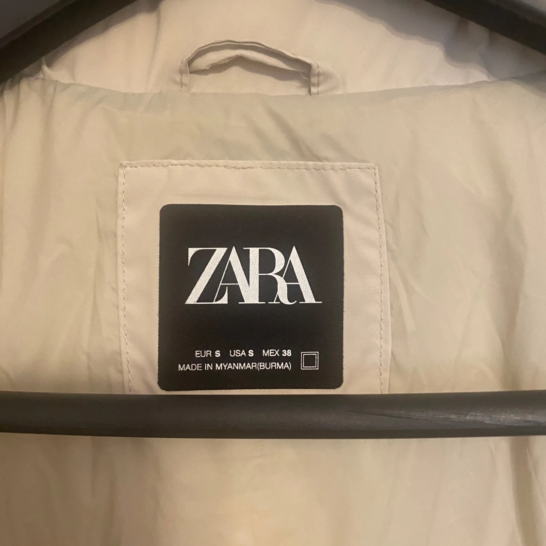 Beige pufferjacka från Zara - 92