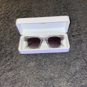 CHIMI 04 - Hej! Säljer nu mina solglasögon från CHIMI då jag köpt ett par nya. Dom är i väldigt bra skick och är bara använda en sommar. Har även kvar påsen och förpackningen de kommer i när man köper de nya. 
