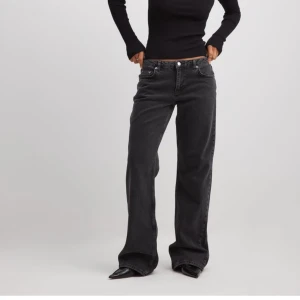 NA-KD jeans - Säljer dessa slutsålda NA-KD jeansen, i storlek 32. Endast använda 3 gånger 🫶🏼