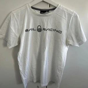 Sailracing T-shirt - Helt oanvänd Sailracing T-shirt,funkar för både tjej i kille 