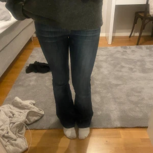 Bootcut lowwaist jenas - As snygga, popurlära lowwaist Bootcut jeans. Små skador vid fötterna och ena fickan annars fint skick, se bild 4,5❤️ midjemått:39/40 innerbenslängd:75