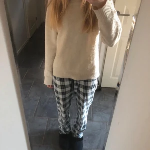 Beige stickad tröja - Mysig beige stickad tröja i bra skick. Perfekt för kyliga höst- och vinterdagar. Tröjan har långa ärmar och en klassisk rund halsringning. Den är superbekväm och passar till både jeans och mjukisbyxor. Jätte fin tröja från Vero Moda i storlek M. Den har blivit lite nopprig, men inget som syns på håll💗