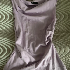 Ljuslila ärmlös topp från STOCKH LM - Säljer en superfin ljuslila ärmlös topp från STOCKH LM i storlek XS. Toppen har en elegant draperad halslinje och är perfekt för både vardag och fest. Materialet känns mjukt och bekvämt  💜