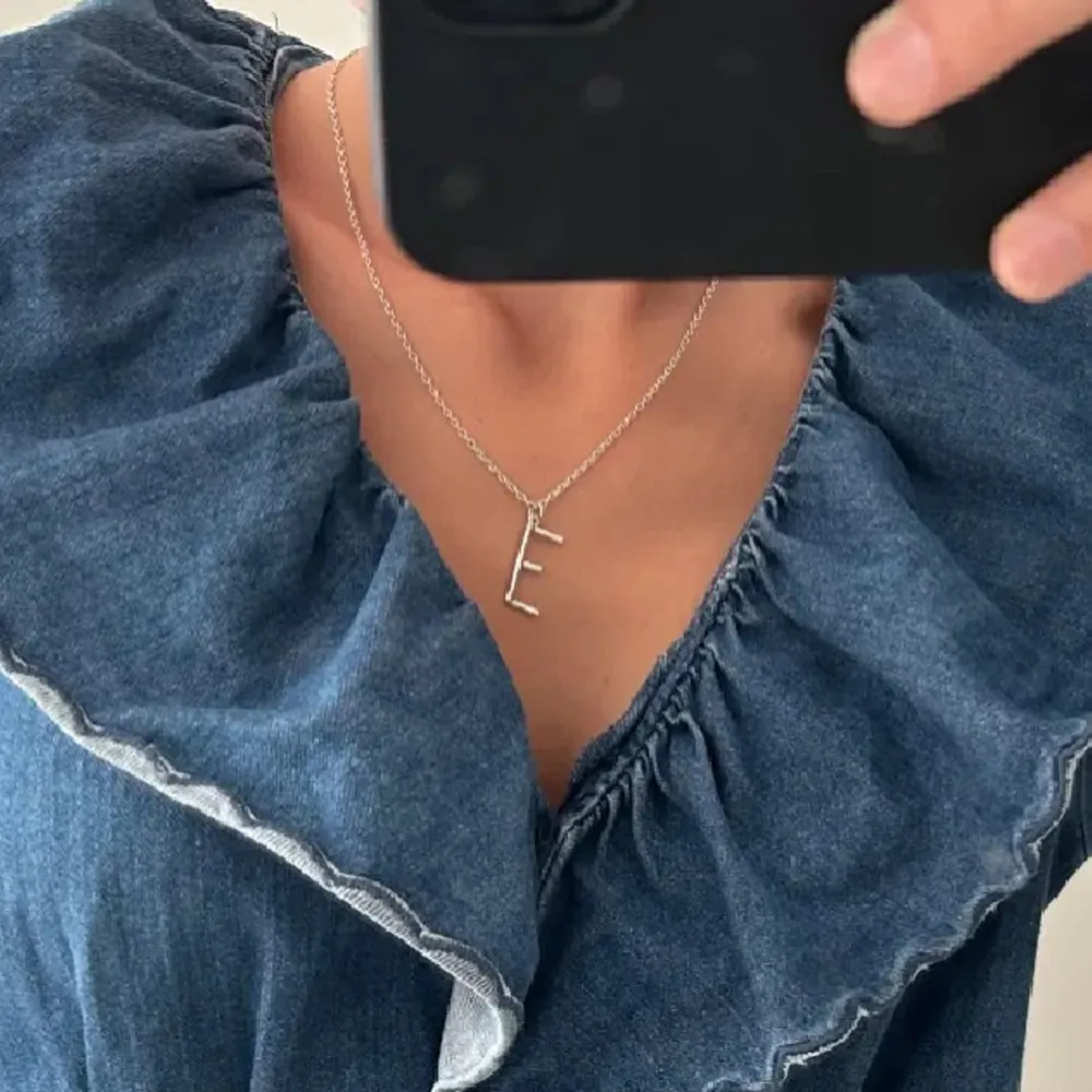 Superfint Maria Nilsdotter wonky letter halsband i bokstaven Eđ„°LĂ€ngden pĂ„ kedjan Ă€r 40cmâŁïžFler bilder med halsbandet pĂ„ finns i mina andra annonser. Halsbandet Ă€r i silver. Asusteet.