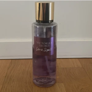 Victoria secret  - Säljer en Victoria secret body mist som är lite över halvfull men varar länge! Victoria secret har ca 130 ml kvar Pris kan diskuteras💕