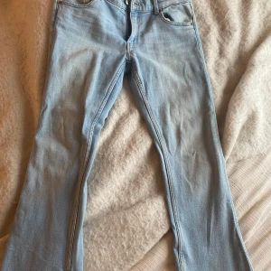 ❣️jättesnygga lågmidjade zara jeans❣️ - Säljer dessa jättesnygga zara jeansen som tyvärr blivit för korta för mig💕 Dom är i jättebra skick då dom bara används några få gånger🥰 strl 164 men är ganska stora i storleken  (Kontakta mig om du vill ha några fler bilder på jeansen🥰🥰)