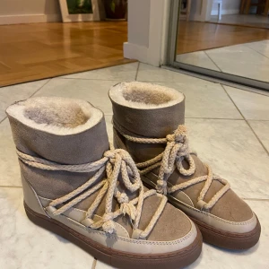 Inuikii Classic - Säljer mina jättefina beiga Inuikii classic sneakers då jag tyvärr inte får någon användning av dem. Det är enbart använda 2 gånger så de är som nya då skicket är jättebra. 