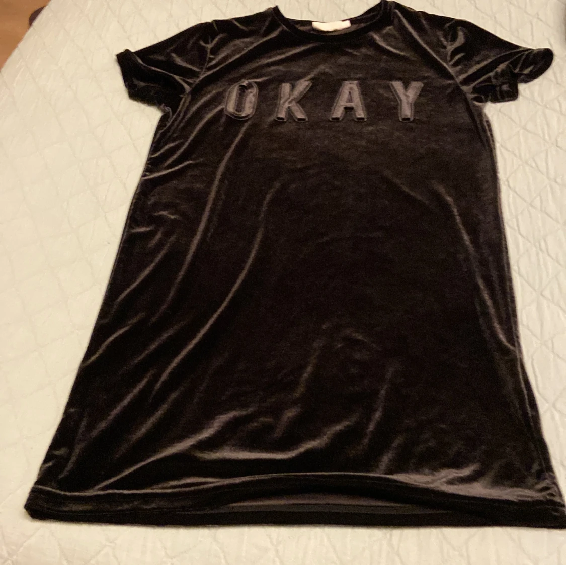 Svart pälsjacka och svart klänning - 92