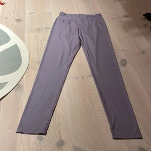Lila leggings från Kappahl - Säljer ett par snygga lila leggings från Kappahl i storlek 170. De är i ett mjukt och stretchigt material, perfekt för både vardag och träning. Leggingsen har en tight passform och är i mycket bra skick. Perfekta för att matcha med en oversized tröja eller hoodie!