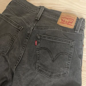 Jeans  - Levis jeans i modellen ribcage straight. Ankellängd på mig som är 165 cm lång. Sparsamt använda. 