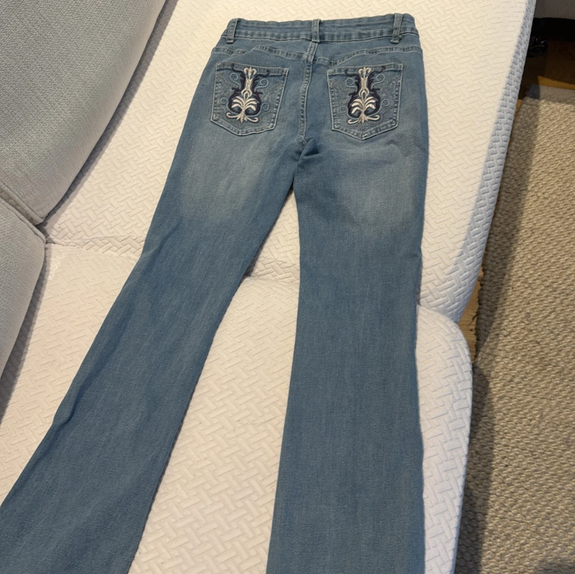 Blå jeans med broderade fickor - 90