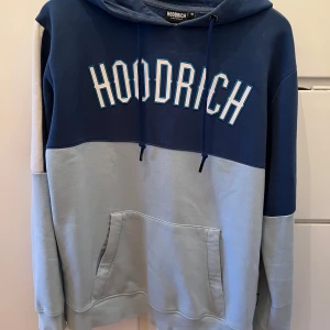 Hoodrich Set Babyblå - Hej! Jag säljer detta ”Hoodrich” set från deras första kollektion år 2020 i färgen babyblue🩵 storleken på settet är M och passar dig som är mellan 175-185cm. Detta set är använt under vintern 2020 och har sedan dess legat oanvänt, alltså i bra skick!