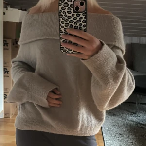 Beige offshoulder tröja - Mysig beige offshoulder tröja från H&M i mjukt material. Perfekt för höst och vinter med sin varma och bekväma passform. Tröjan har långa ärmar vilket jag personligen tycker om, men det går också att vika upp ärmarna om så önskas🥰 storlek S, men jag skulle säga att den funkar som M också då den är rätt stor i storleken
