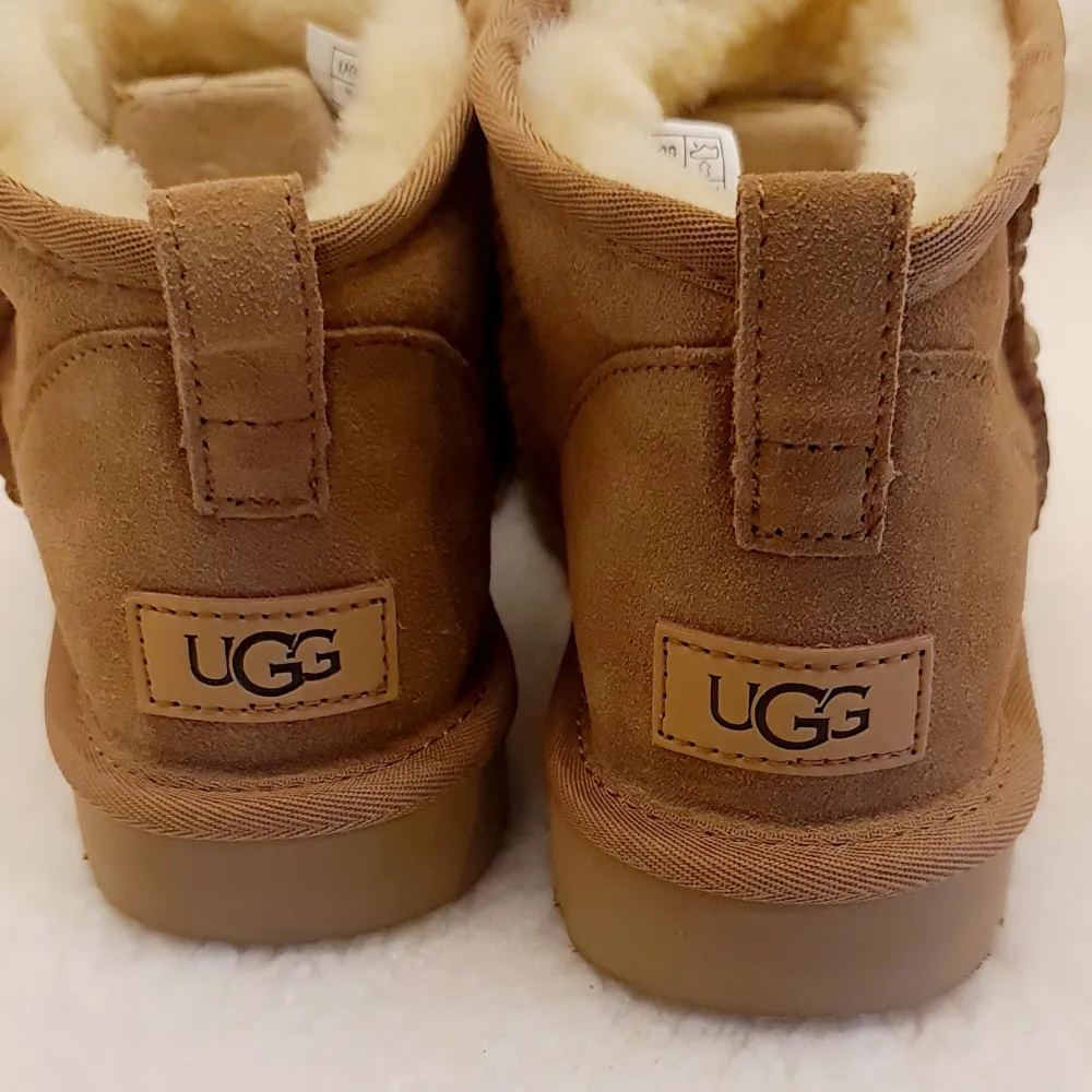 Säljer ett par klassiska bruna UGG boots i mocka. De är fodrade med mjuk päls för extra värme och komfort. Perfekta för kalla vinterdagar. Skorna är i nytt skick och kommer i originalförpackning.. Skor.