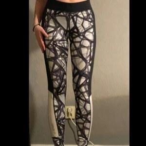 Mönstrade leggings  - Snygga och bekväma leggings från stadium/SOC med ett unikt mönster i svart och vitt. Perfekta för träning eller en avslappnad dag. De har en tight passform och är gjorda i ett stretchigt material som ger bra rörelsefrihet. (PM OM DU VILL HA FLER BILDER)